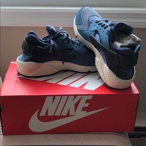 *BRAND NEW* Nike Air Huarache Sneakers: Size 8